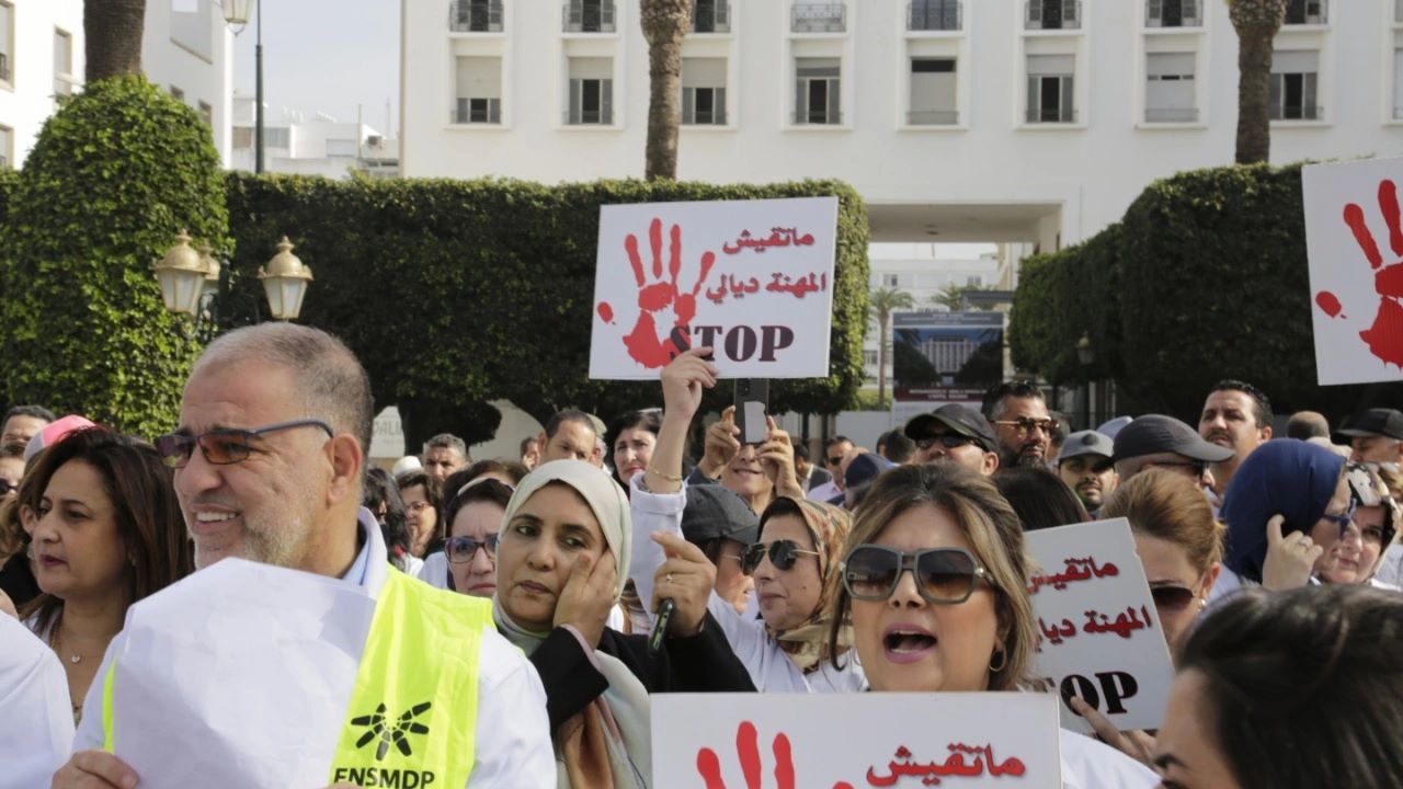 الأطباء في القطاع الخاص يحتجون أمام البرلمان ضد ضرائب الحكومة الأطباء في القطاع الخاص يحتجون أمام البرلمان ضد ضرائب الحكومة